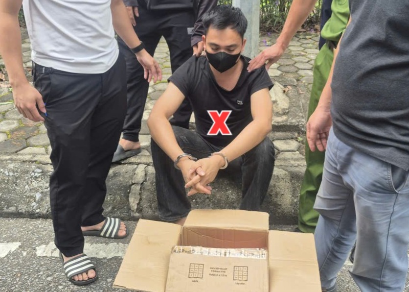 Công an xã Mao Điền bắt quả tang đối tượng tàng trữ 4,5kg pháo hoa nổ